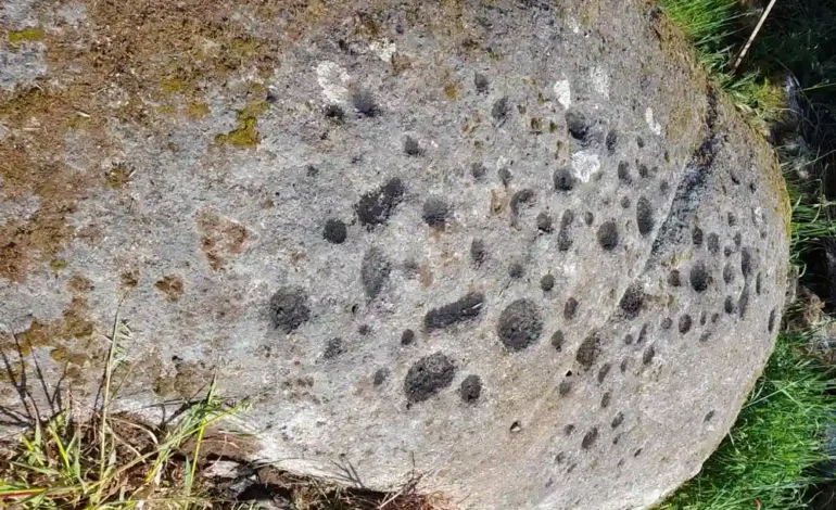  Os Petroglifos do San Xoán de Gradeira, Toén